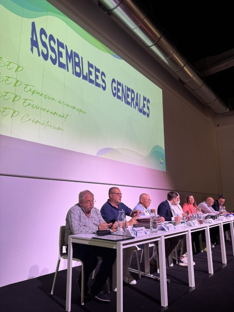 Vue des orateurs installés à leur table